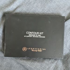 Anastasia Beverly Hills Medium to Tan Contour Kit